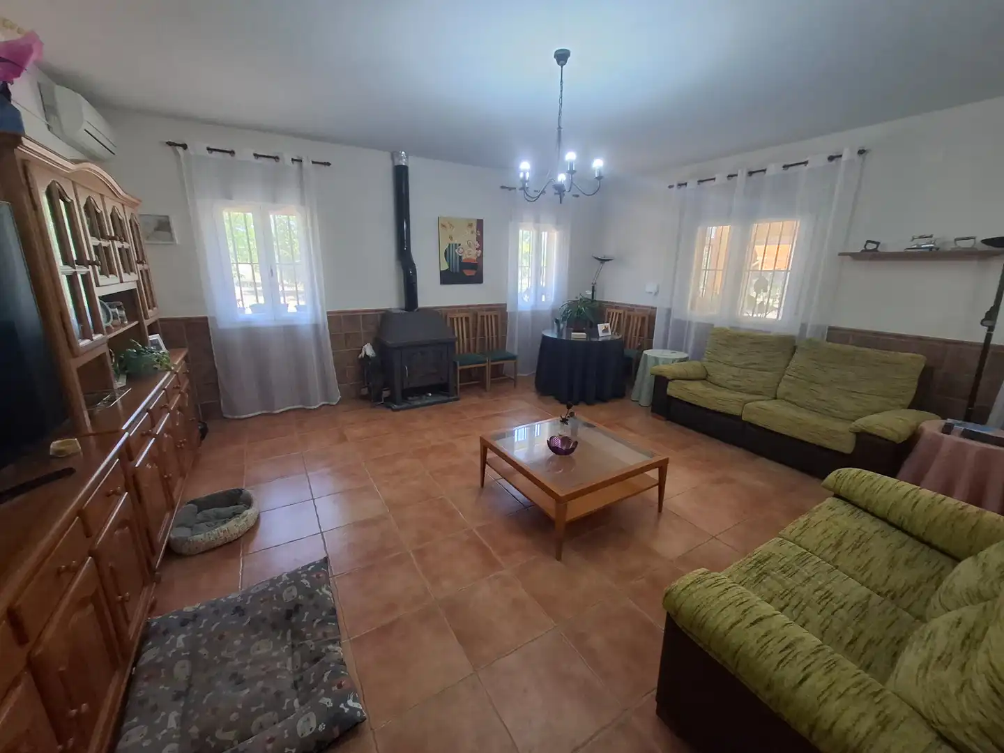 Sala d'estar de Finca rústica en venda en Fernán Caballero amb Aire condicionat, Calefacció i Traster