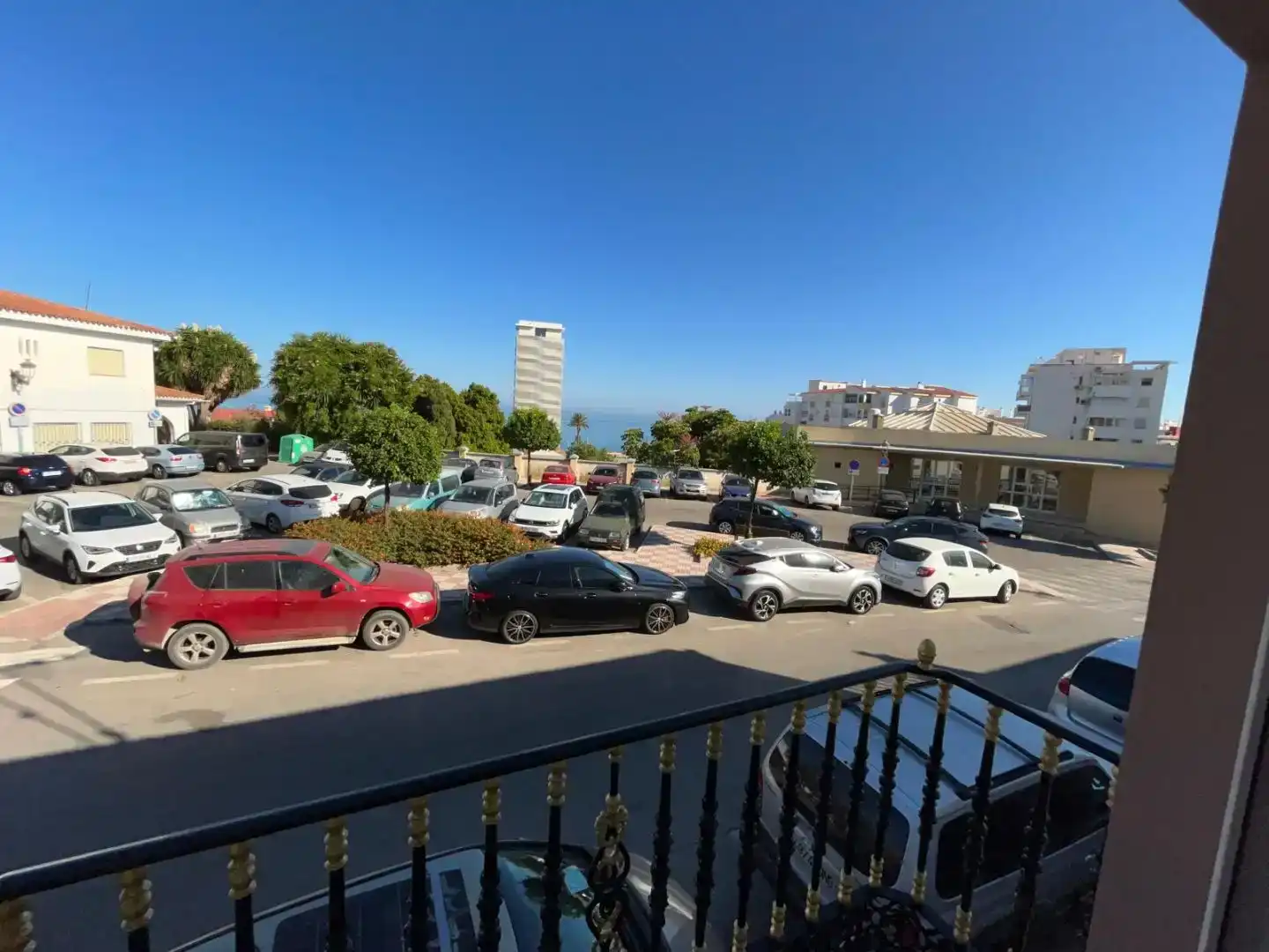 Vista exterior de Casa adosada en venda en Estepona amb Balcó