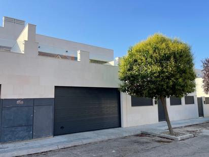 Vista exterior de Casa o xalet en venda en Paracuellos de Jarama amb Calefacció, Jardí privat i Terrassa