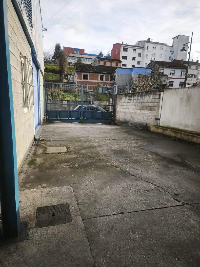 Parkplatz von Fabrikhallen zum Verkauf in Langreo