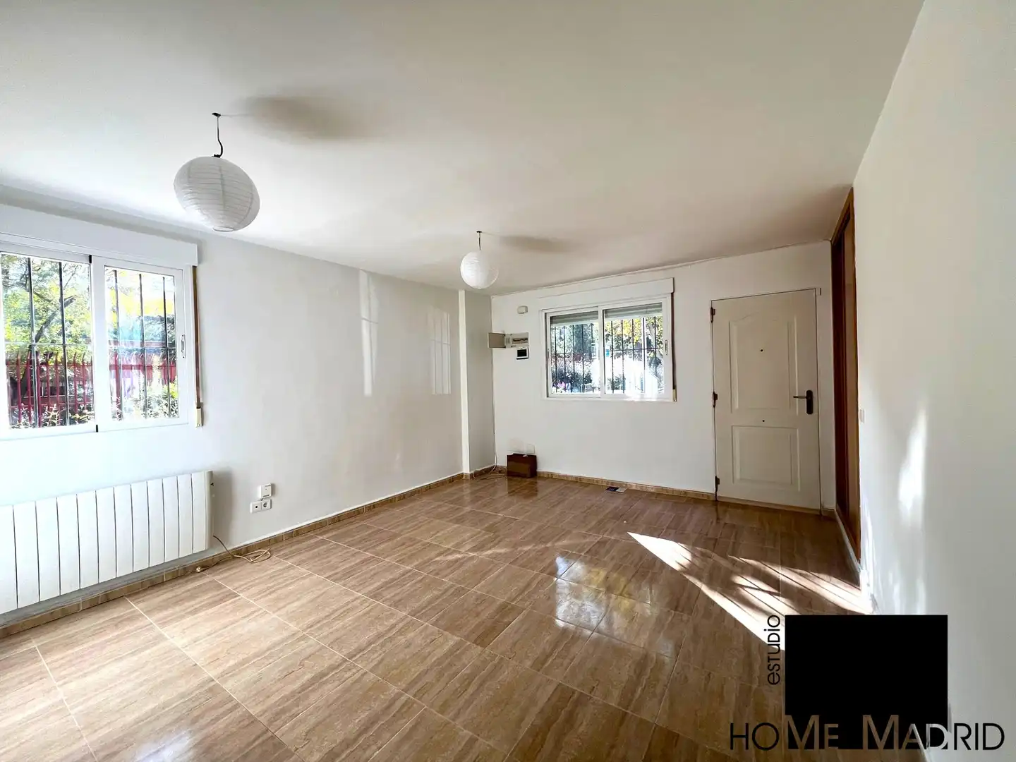 Sala d'estar de Planta baixa en venda en Madrid amb Calefacció, Jardí privat i Traster