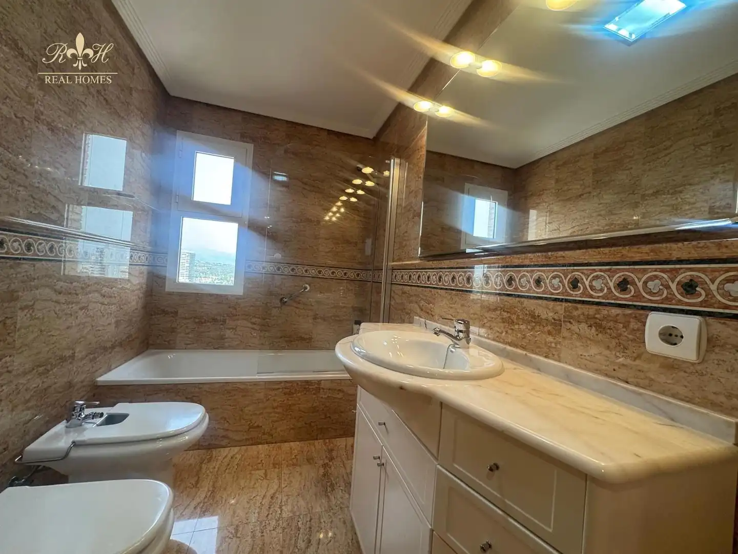 Baño de Piso en venta en Benidorm con Aire acondicionado, Terraza y Piscina