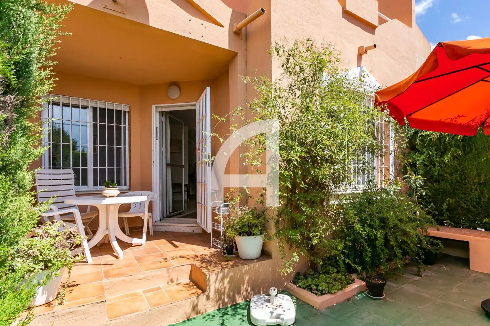 Garten von Einfamilien-Reihenhaus zum Verkauf in Estepona mit Heizung, Terrasse und Schwimmbad