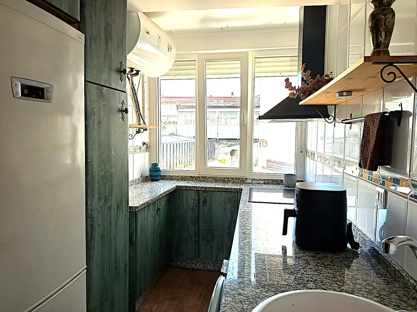 Cocina de Piso en venta en Maracena con Lavadora, Microondas y Balcón
