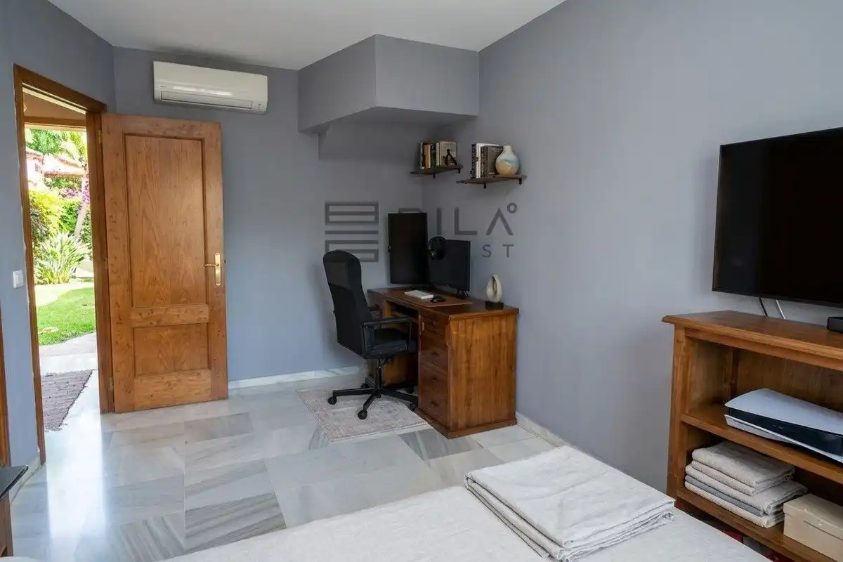 Semi-detached house with pool for sale in Lomas del Pozuelo, imagen 9
