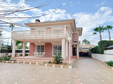 Chalet con balcón en venta en Elche ciudad