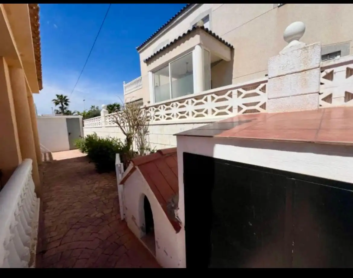 Vista exterior de Casa o xalet en venda en Elche / Elx amb Aire condicionat, Piscina i Moblat
