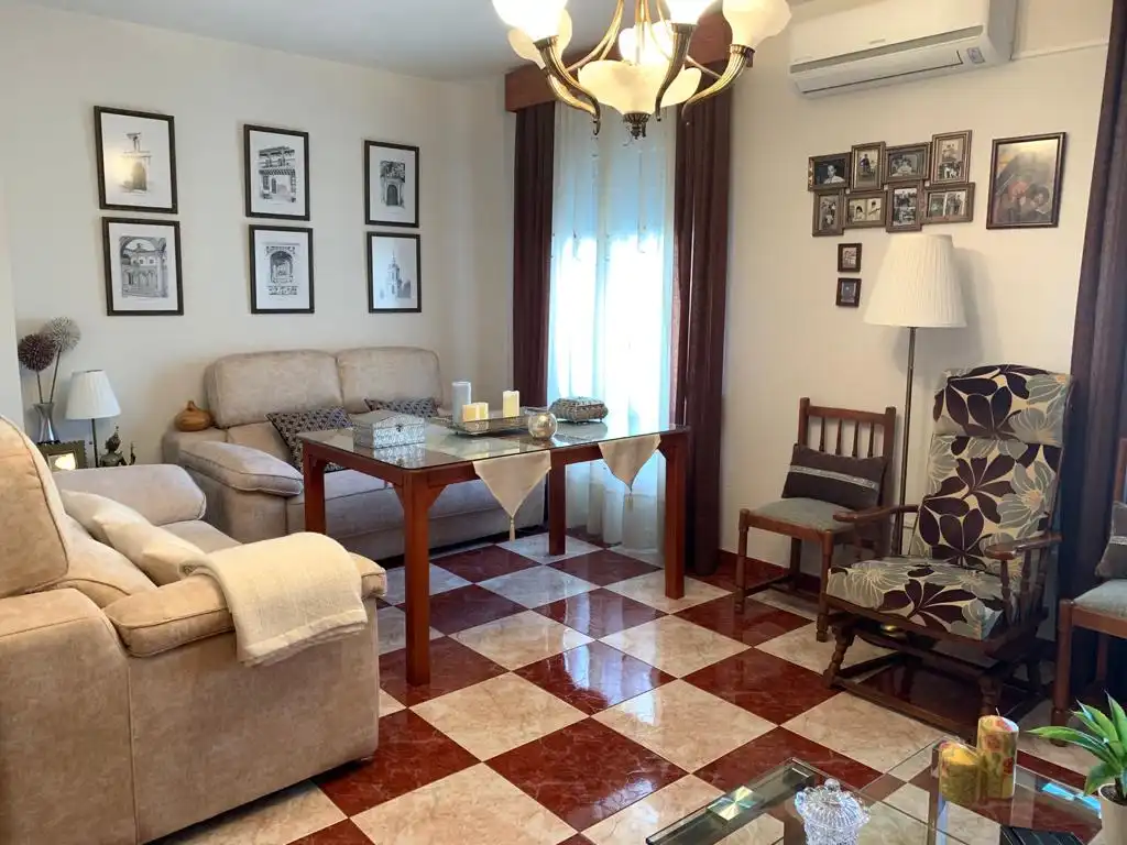 Sala d'estar de Casa o xalet en venda en Baza amb Moblat