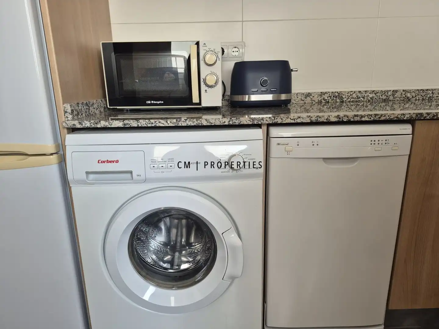 Cuina de Pis de lloguer en Burjassot amb Aire condicionat, Terrassa i Moblat