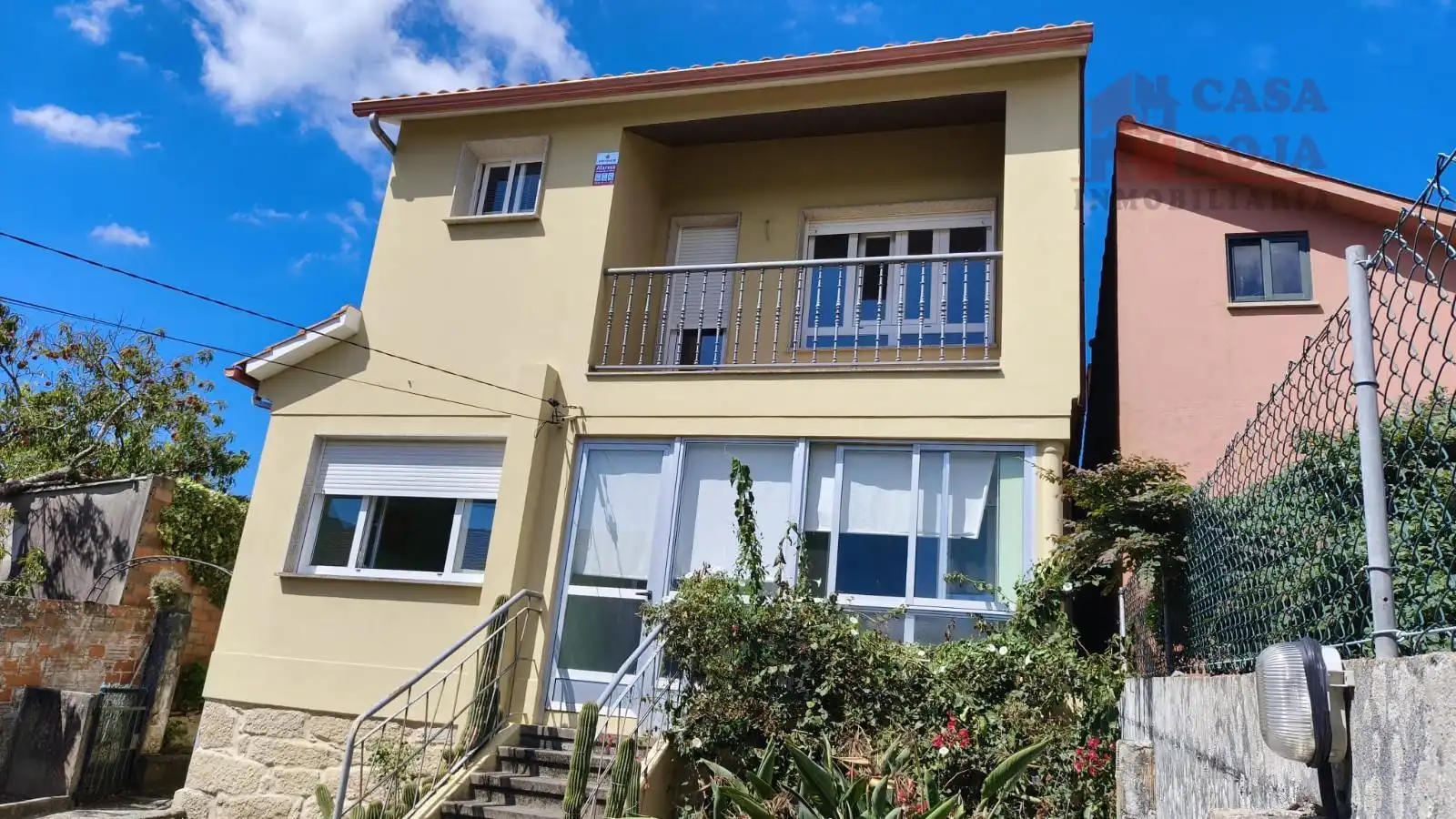 Vista exterior de Casa o xalet en venda en Cangas  amb Calefacció, Terrassa i Moblat