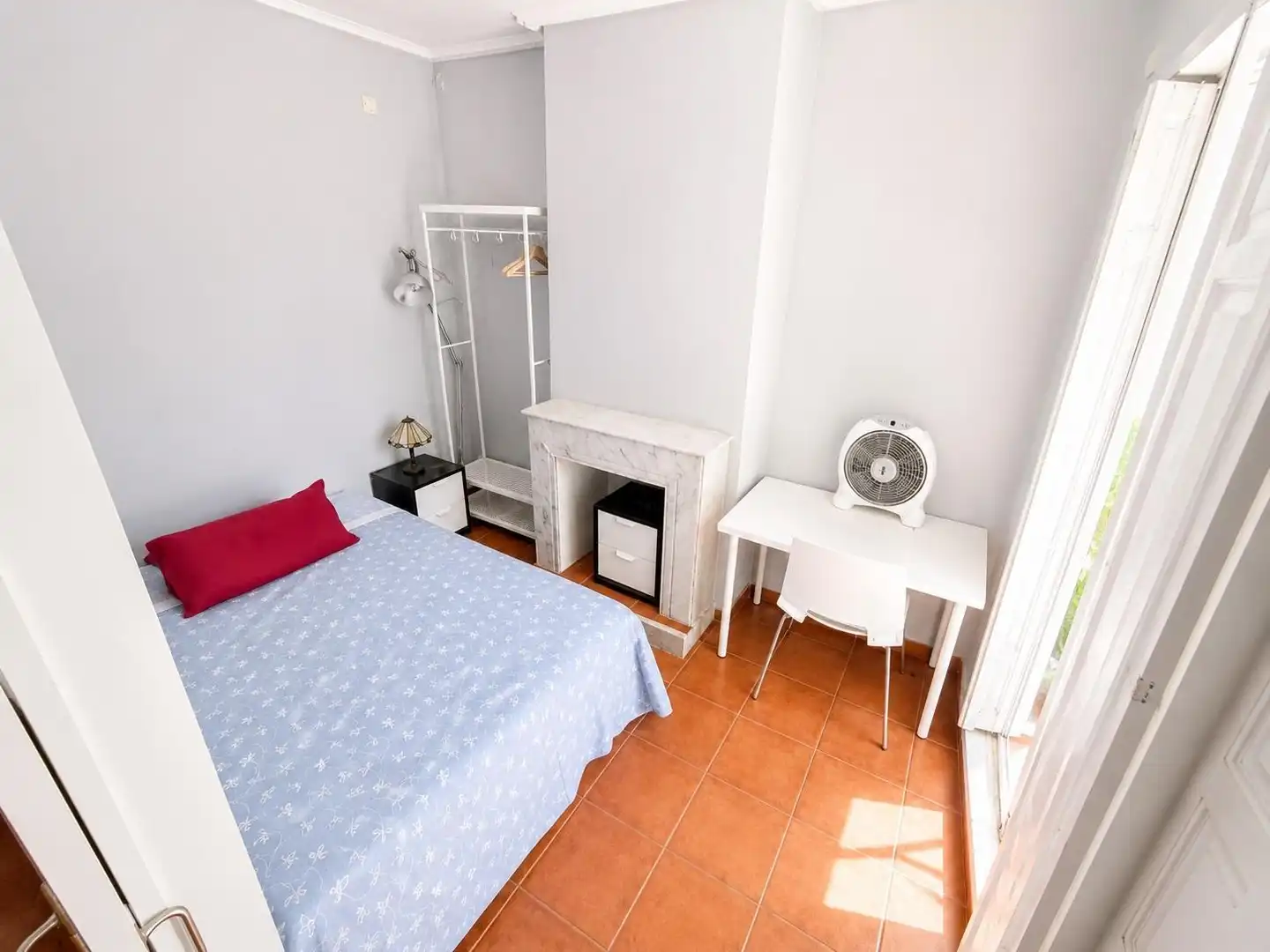 Schlafzimmer von Wohnung zur Miete in Madrid mit Heizung, Möbliert und Balkon
