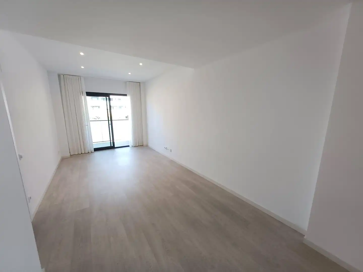 Living room of Flat for rent in L'Hospitalet de Llobregat  with Heating, Parquet flooring and Balcony