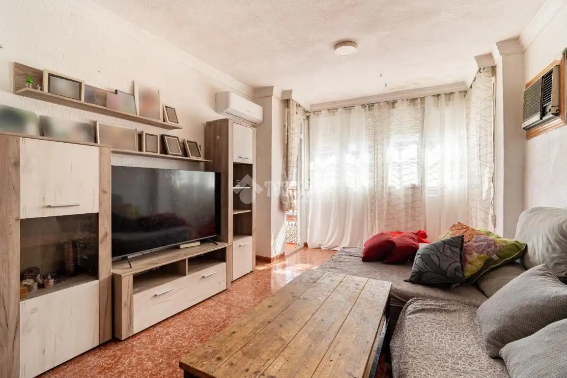 Living room of Flat for sale in Granada  with Air Conditioner, Heating and Terrace