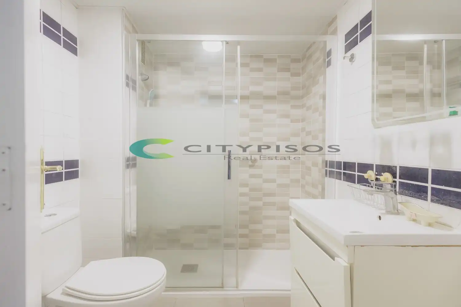 Bathroom of Flat for sale in Barcelona  with Heating, Oven and Balcony