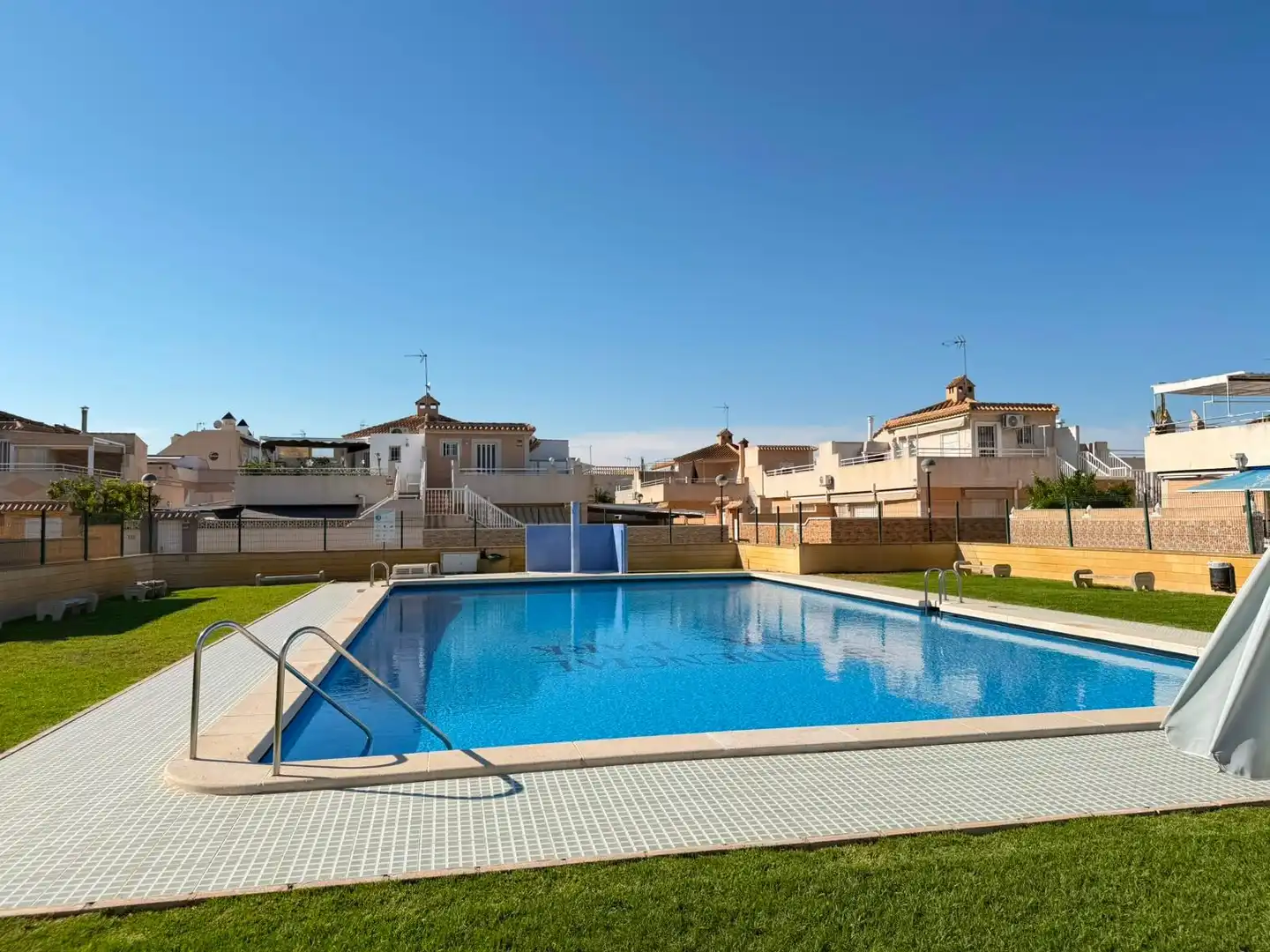 Piscina de Dúplex en venda en Torrevieja amb Aire condicionat, Terrassa i Traster