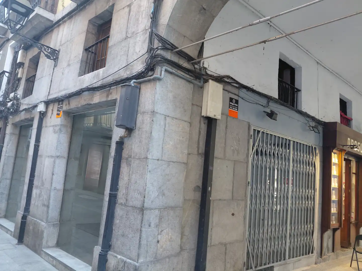 Business premises to rent in Berdura Plaza 42