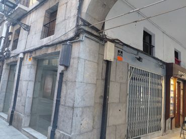 Business premises to rent in Berdura Plaza 42