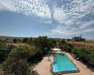 Piscina de Casa o xalet en venda en Vezdemarbán amb Calefacció, Jardí privat i Terrassa