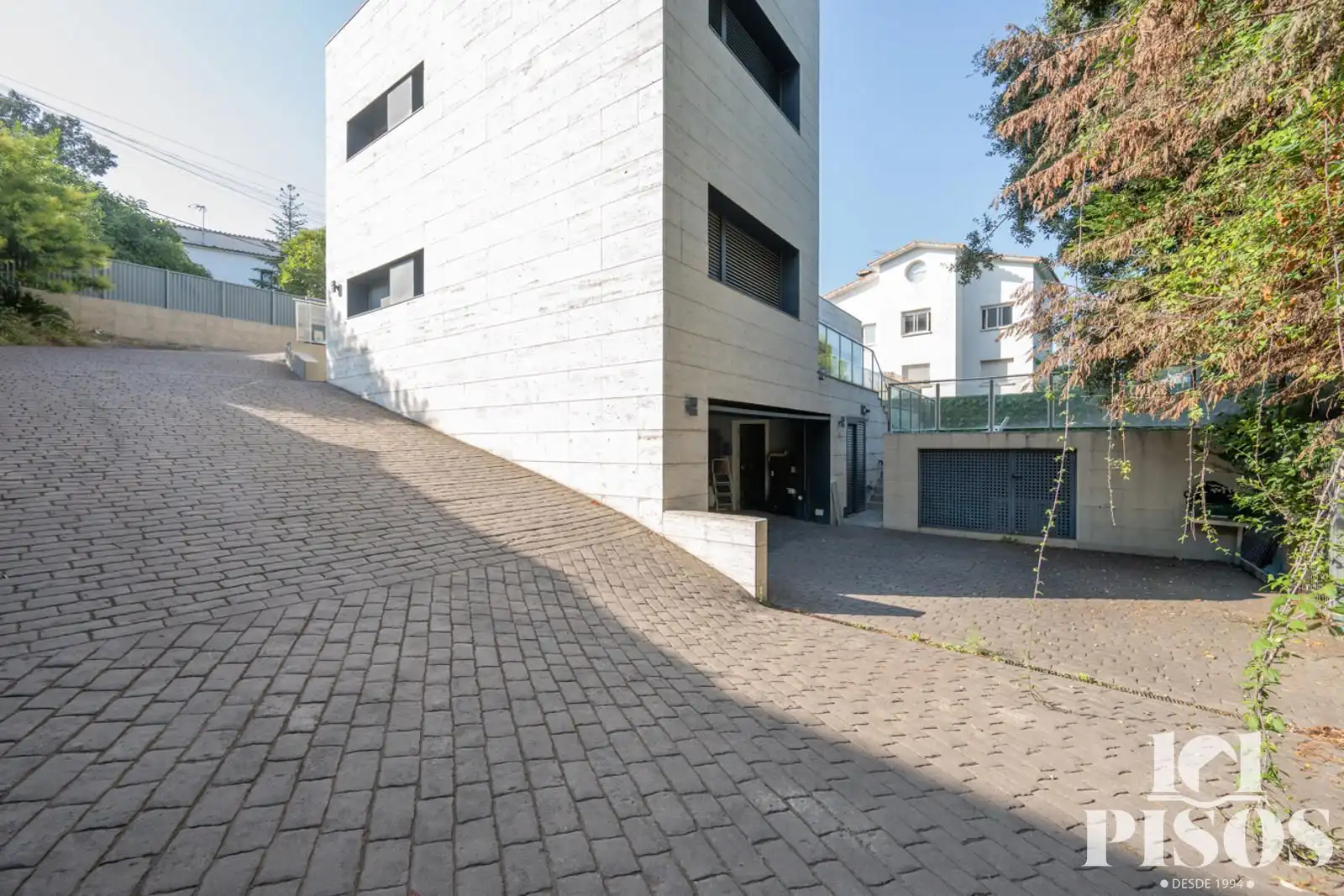 Exterior view of Houses for sale in Sant Cugat del Vallès  with Air Conditioner, Storage room and Swimming Pool
