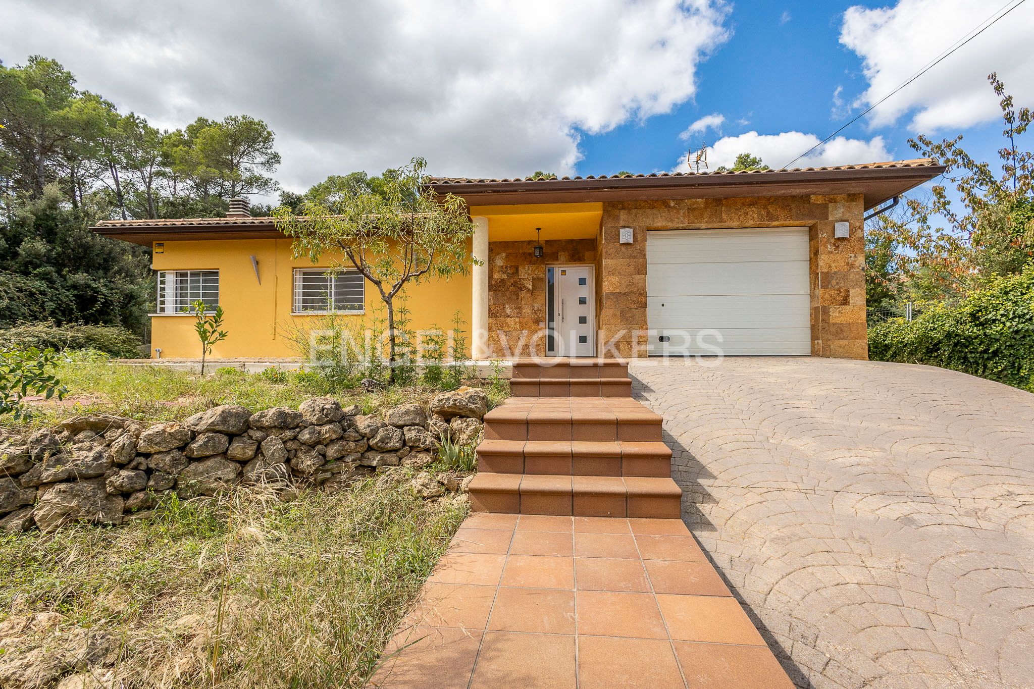 Vista exterior de Casa o xalet en venda en Torrelles de Foix amb Calefacció i Jardí privat