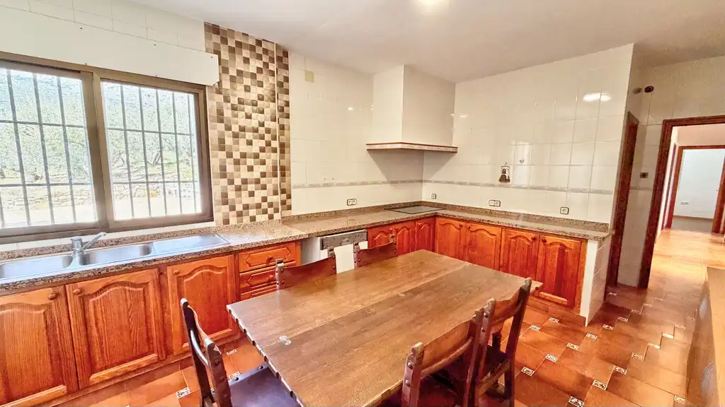 Cocina de Finca rústica en venta en Periana con Aire acondicionado, Jardín privado y Terraza