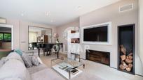 Sala d'estar de Casa o xalet en venda en  Madrid Capital amb Aire condicionat, Calefacció i Jardí privat