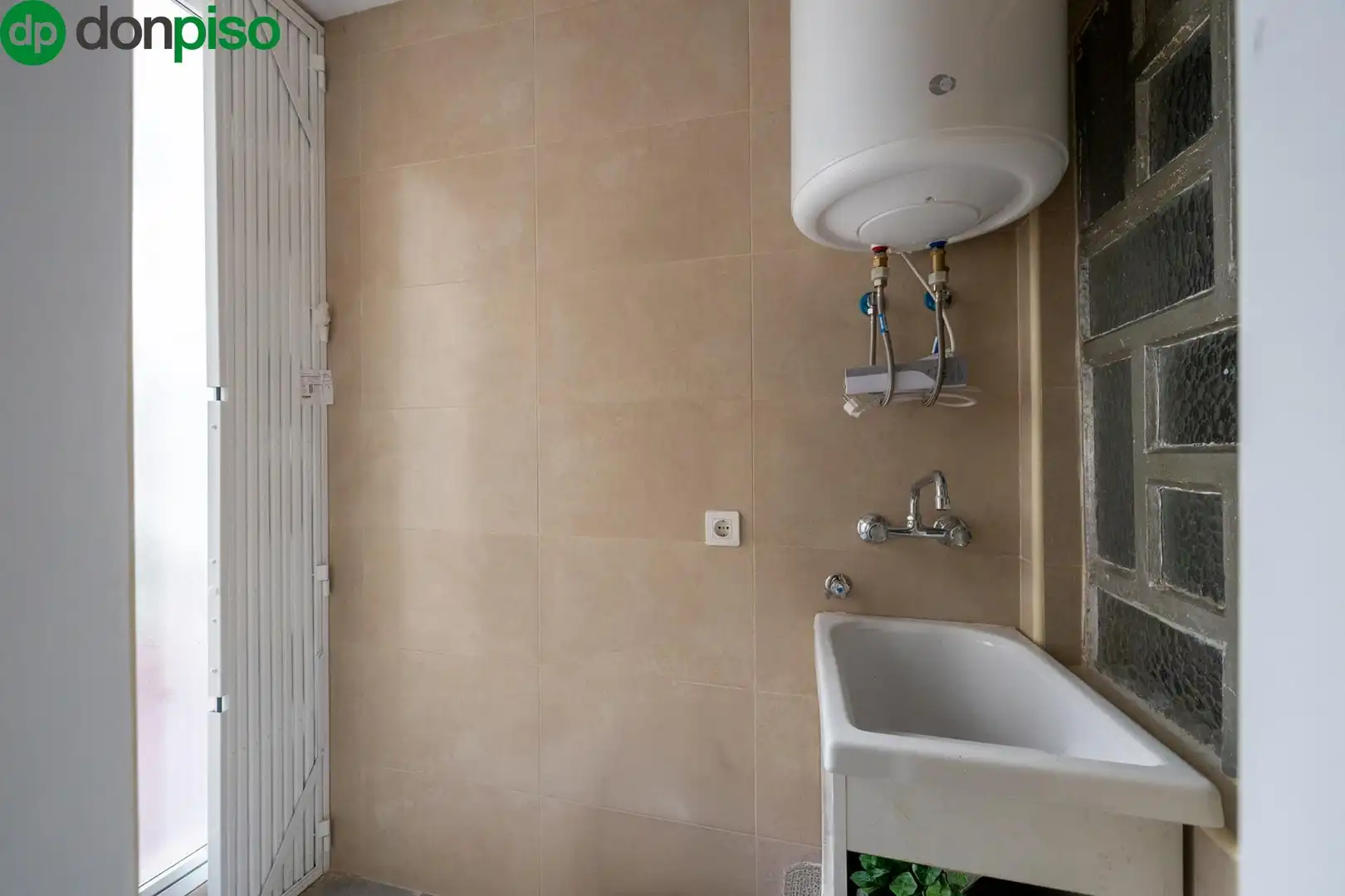 Bathroom of Flat for sale in Granada  with Terrace and Balcony
