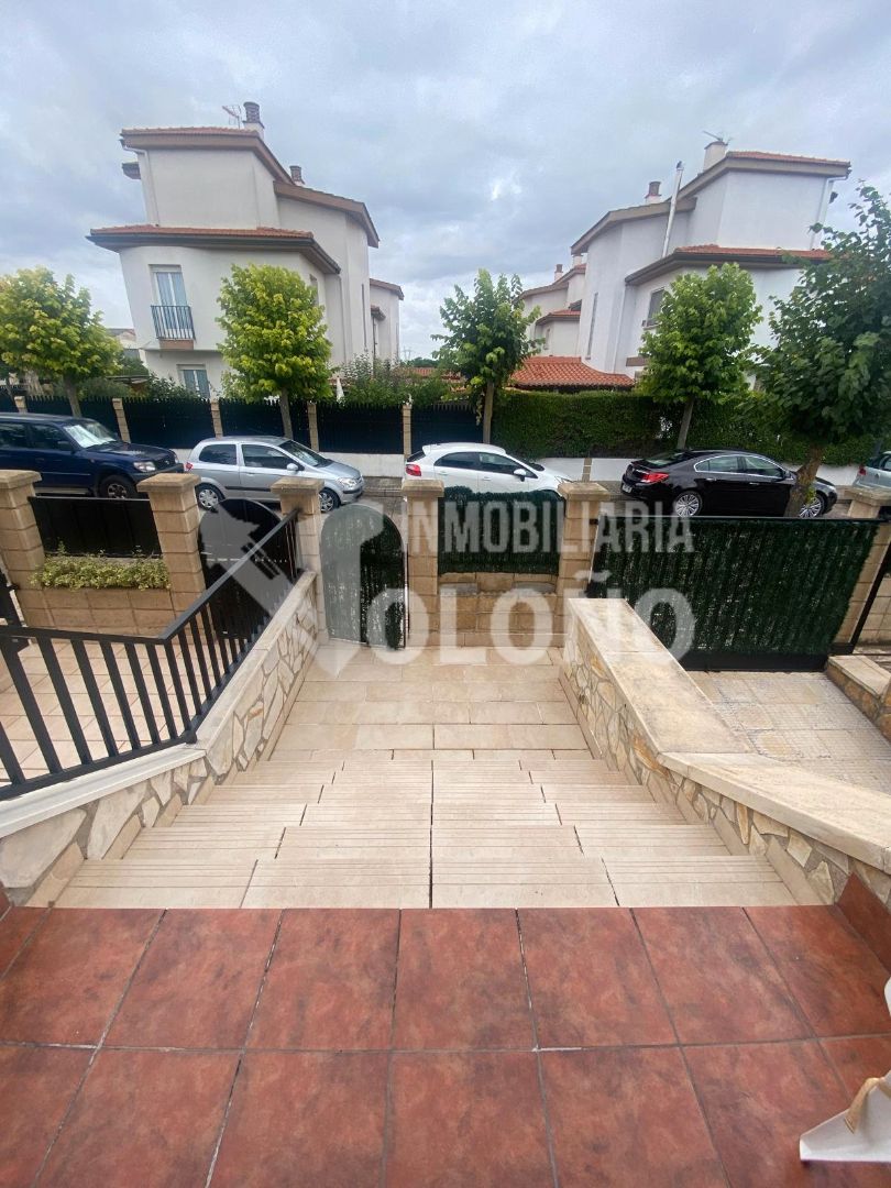 Terrassa de Casa o xalet en venda en Anguciana amb Calefacció, Jardí privat i Parquet