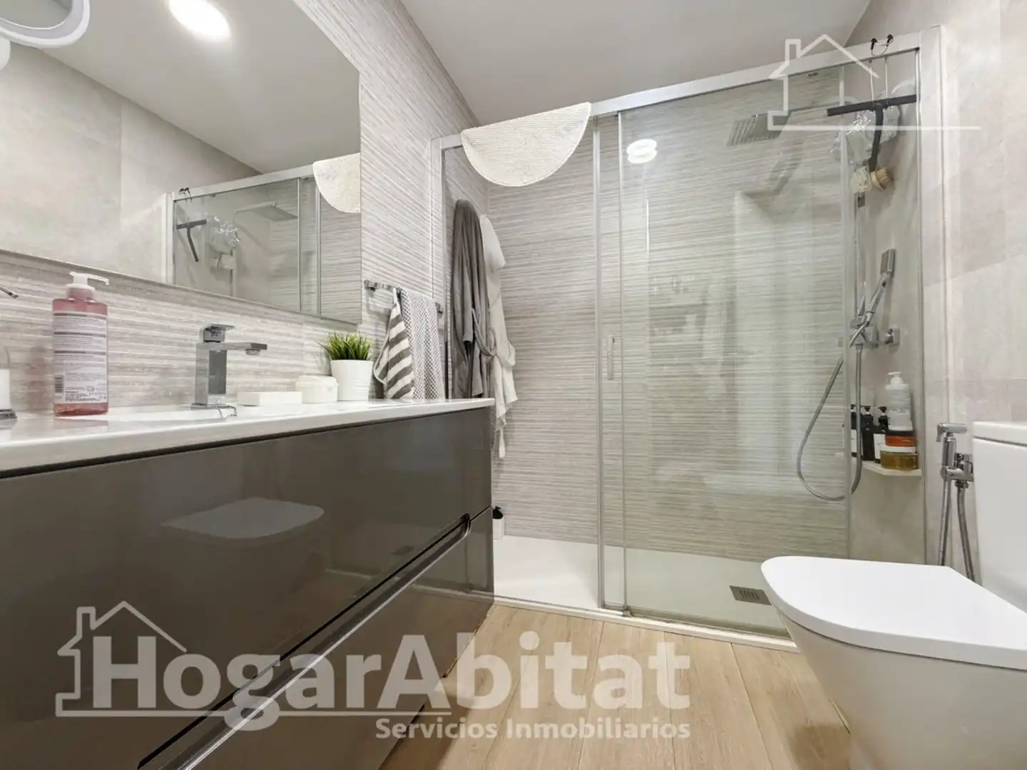 Bathroom of Attic for sale in Chiva  with Air Conditioner and Terrace