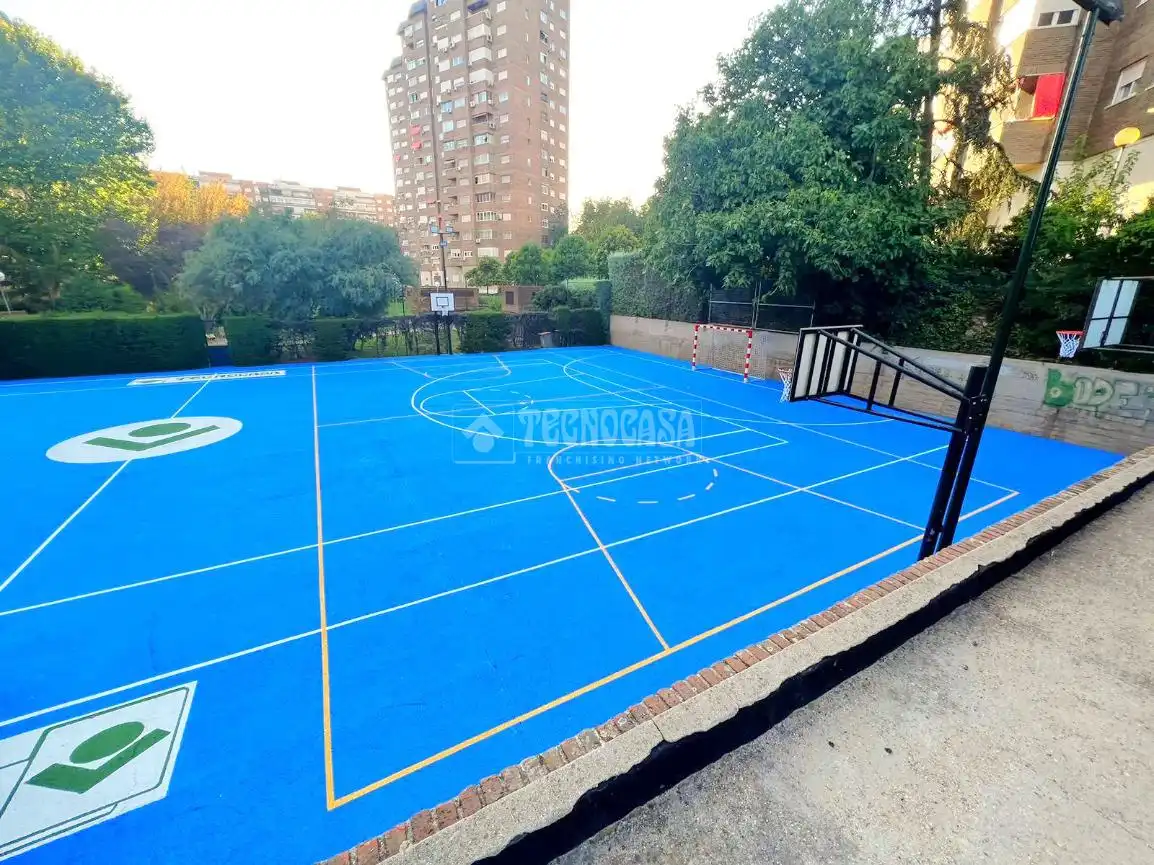 Außenansicht von Wohnung zum Verkauf in Madrid mit Heizung, Privatgarten und Schwimmbad