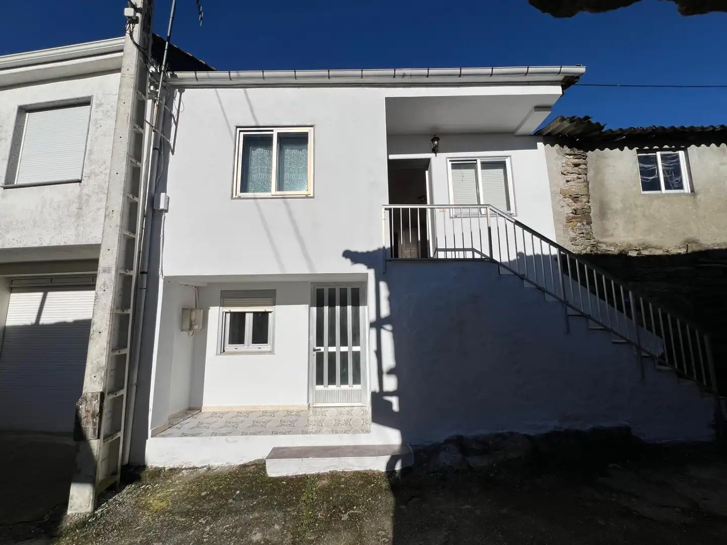Vista exterior de Finca rústica en venda en Castrelo do Val amb Jardí privat i Moblat