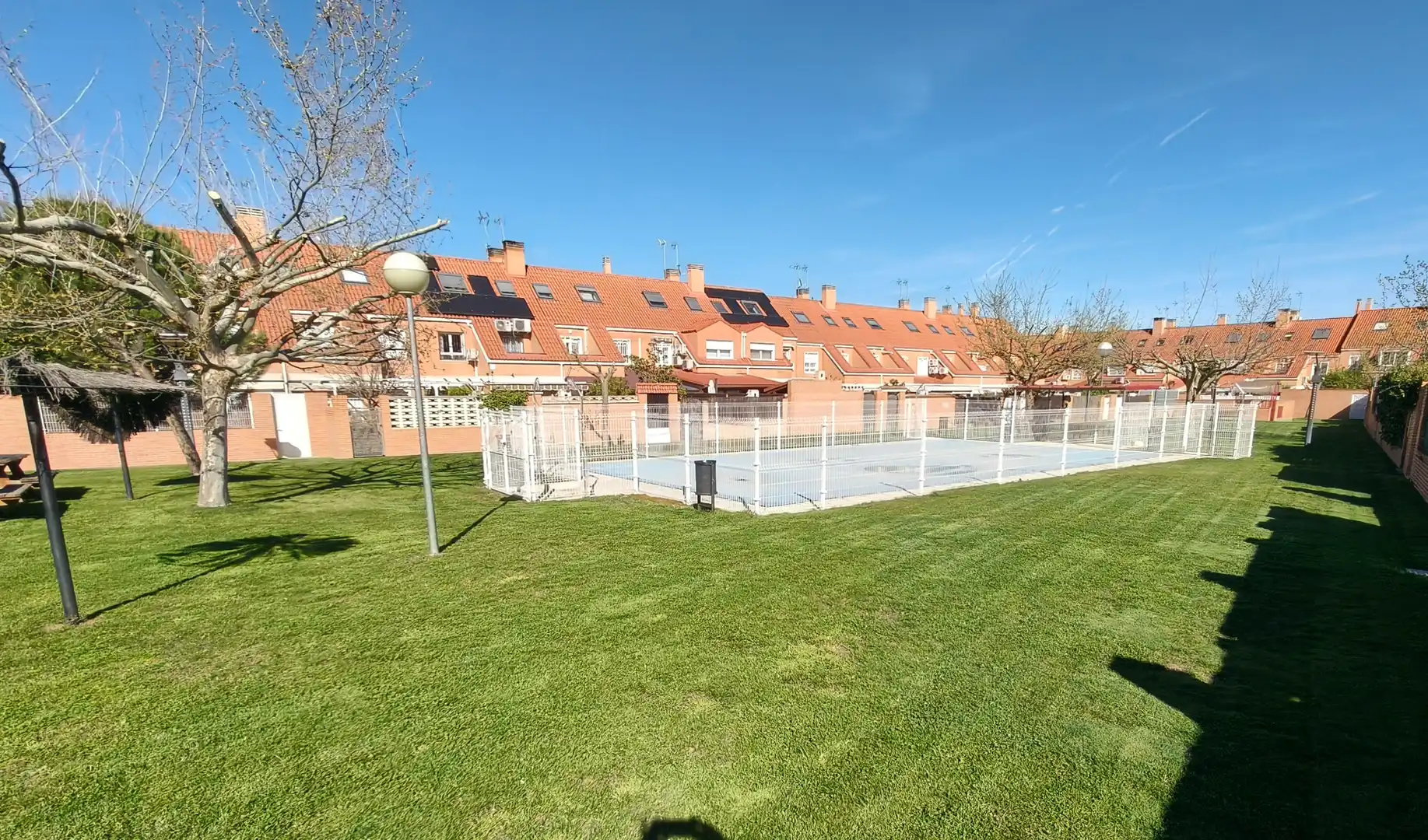 Außenansicht von Haus oder Chalet zum Verkauf in Parla mit Klimaanlage, Heizung und Privatgarten