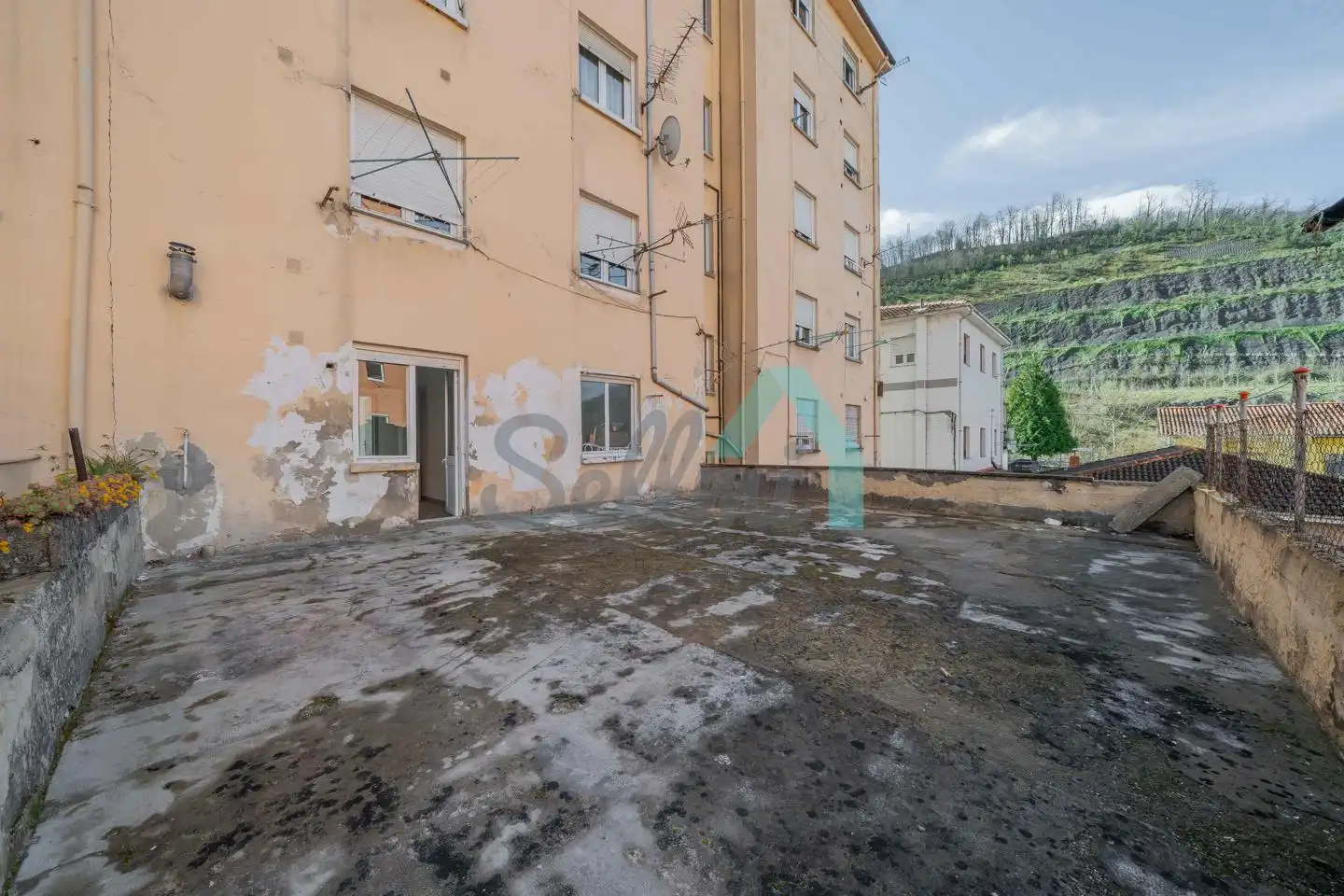 Außenansicht von Wohnung zum Verkauf in Aller mit Terrasse
