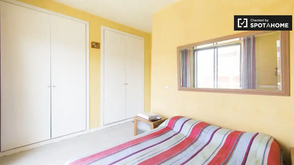 Bedroom of Flat for share in Hortaleza