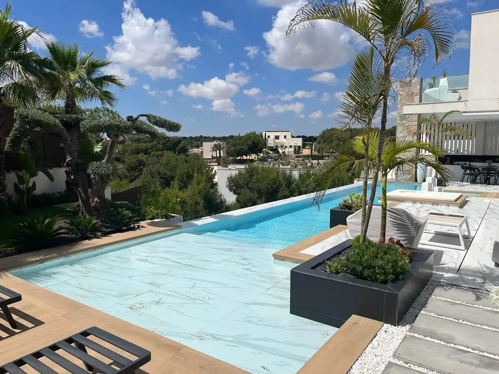 Piscina de Piso en venta en San Miguel de Salinas con Aire acondicionado, Calefacción y Jardín privado