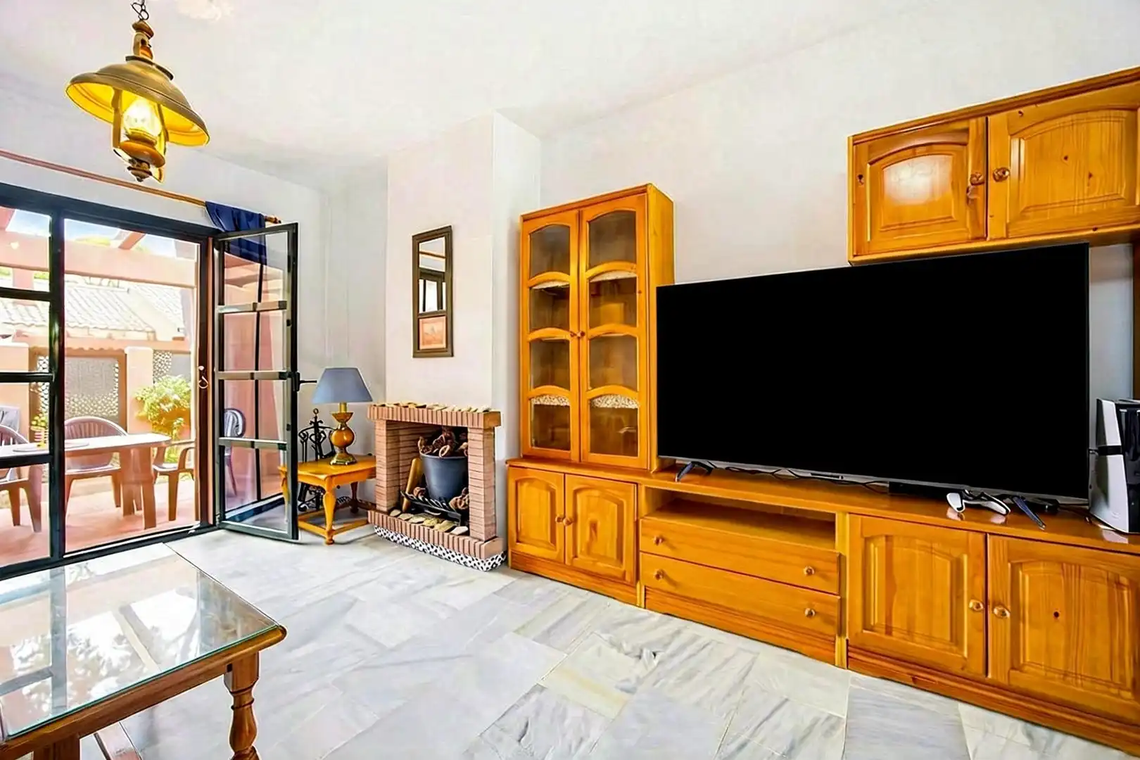Sala d'estar de Casa adosada en venda en Chiclana de la Frontera amb Jardí privat, Terrassa i Piscina comunitària