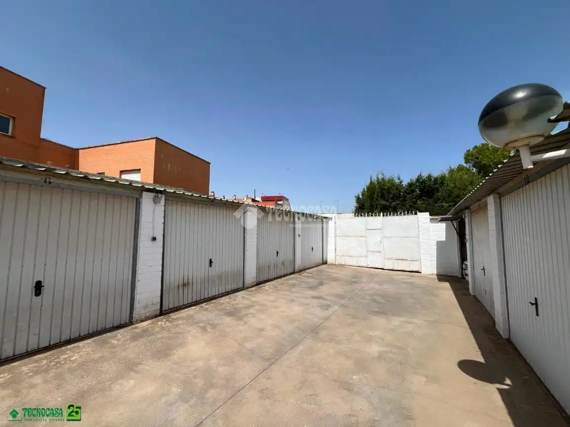 Parking de Casa adosada en venta en Miguelturra con Aire acondicionado, Calefacción y Piscina comunitaria