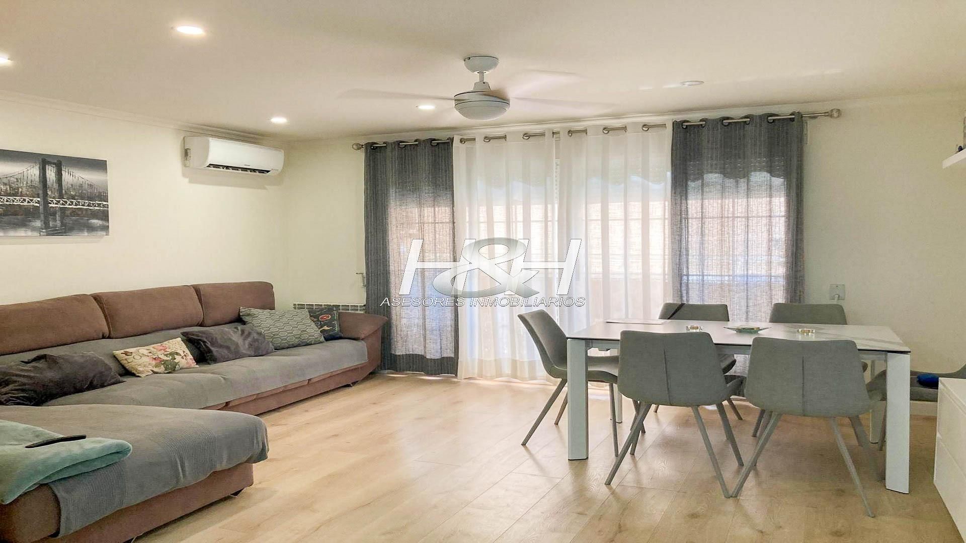 Living room of Flat for sale in Aldaia  with Air Conditioner and Balcony