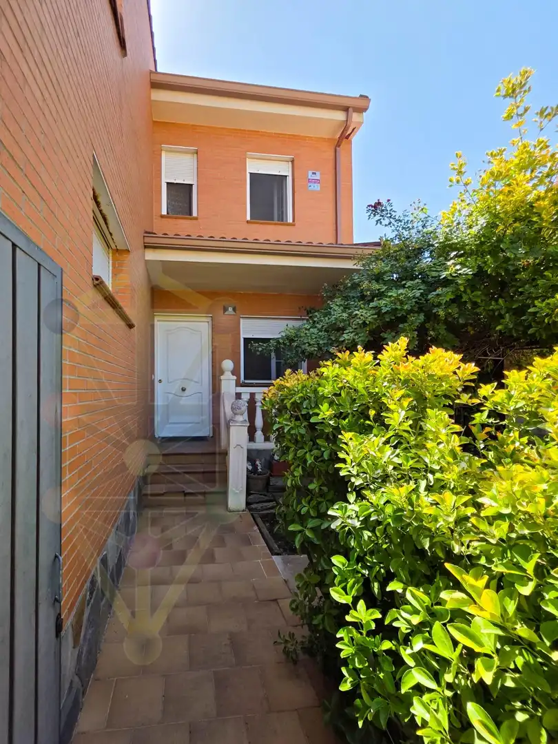 Jardín de Casa adosada en venta en El Casar con Calefacción y Piscina comunitaria