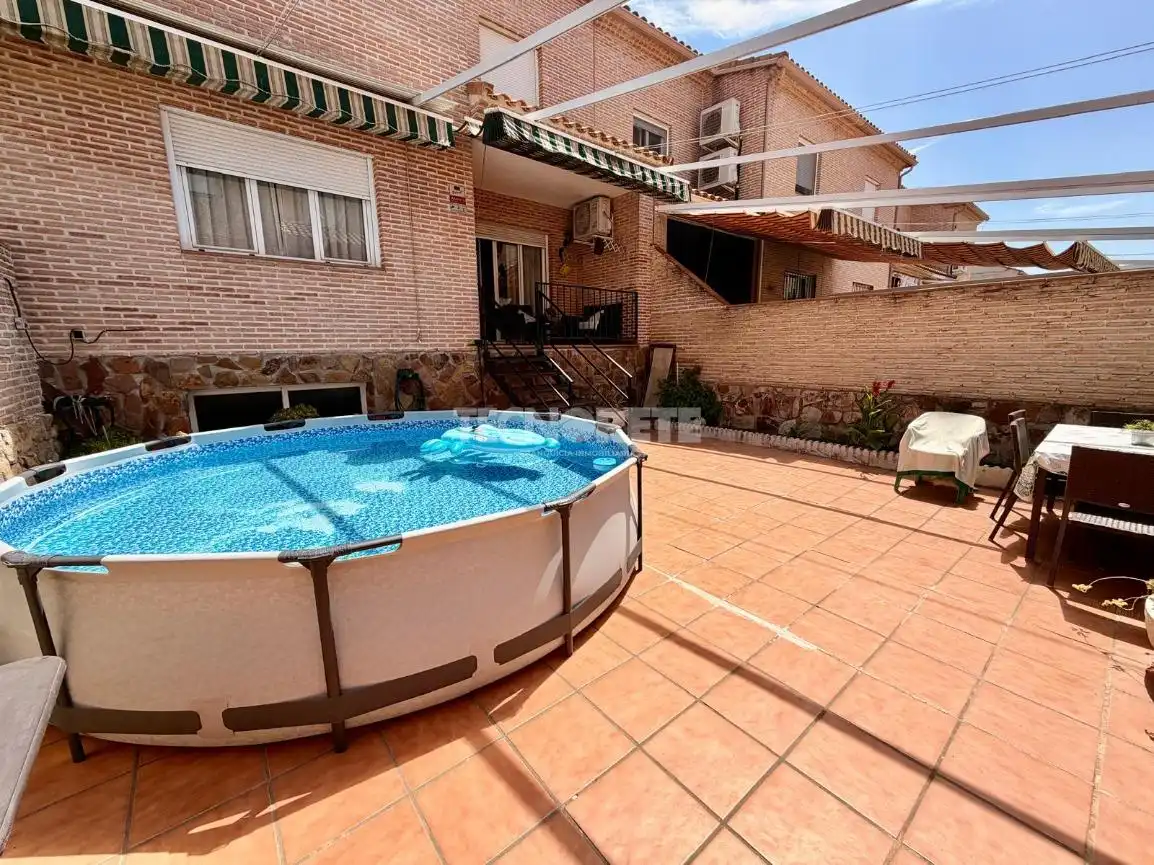 Piscina de Casa adosada en venta en Illescas con Aire acondicionado
