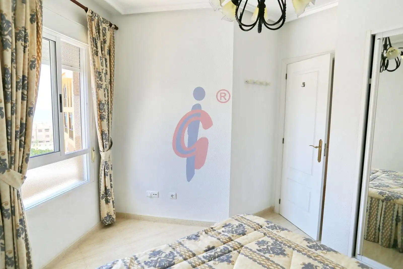 Schlafzimmer von Dachboden zum Verkauf in Guardamar del Segura mit Terrasse, Abstellraum und Möbliert