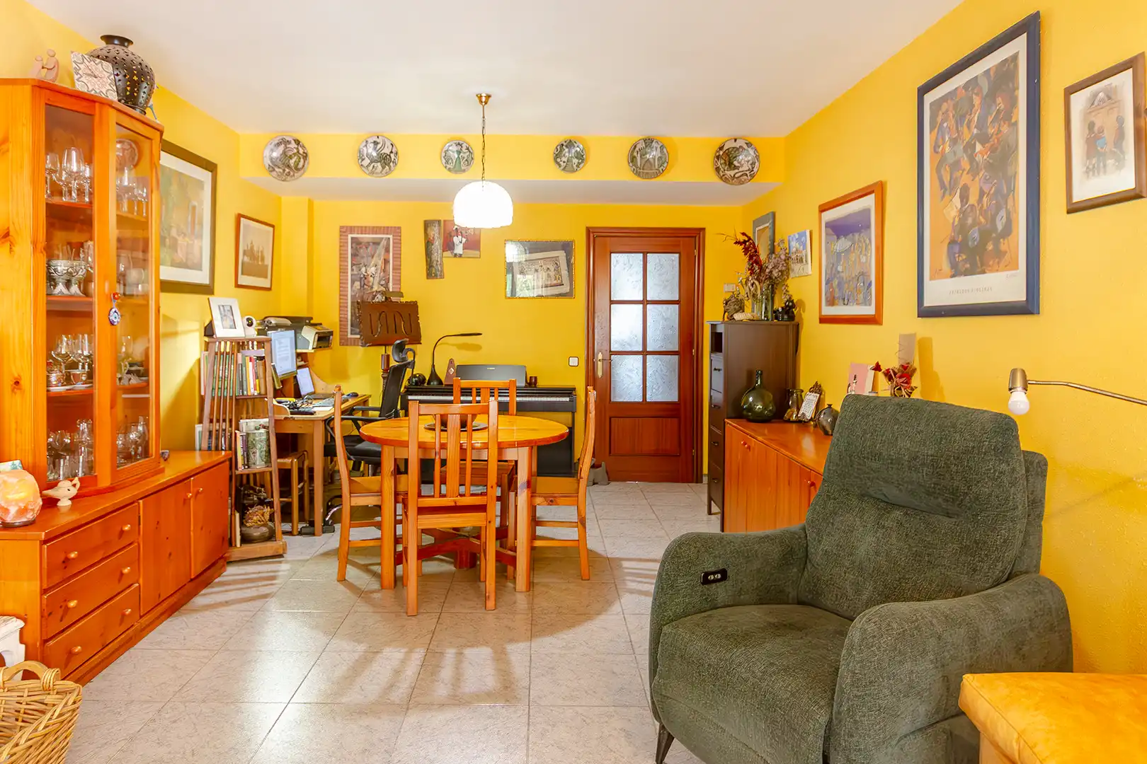 Sala d'estar de Casa adosada en venda en Castellví de Rosanes amb Terrassa, Traster i Forn