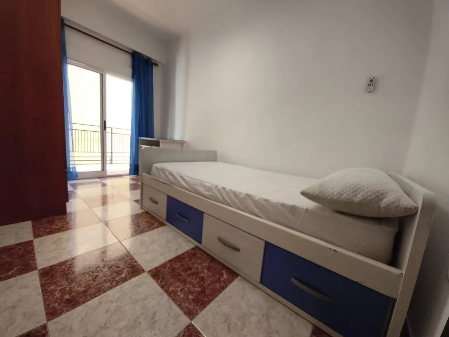 Habitación de Piso de alquiler en Granada con Terraza y Amueblado