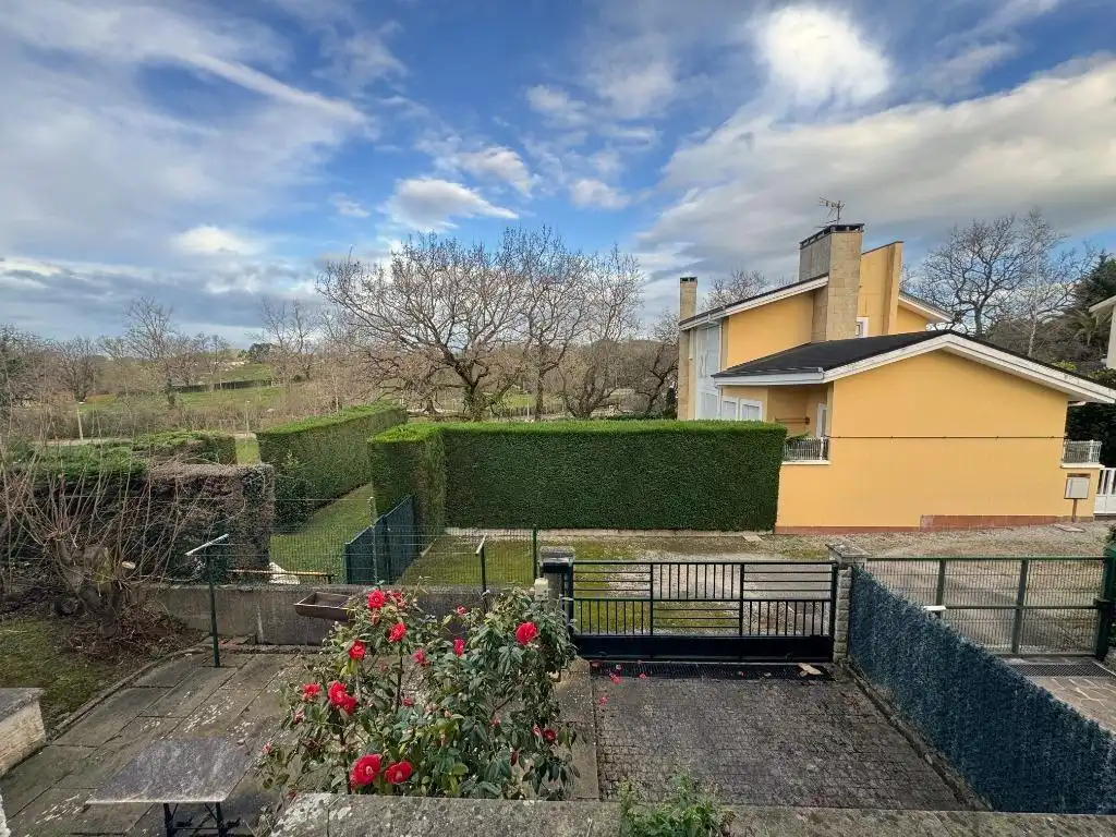 Vista exterior de Casa o xalet en venda en Torrelavega  amb Calefacció, Jardí privat i Traster