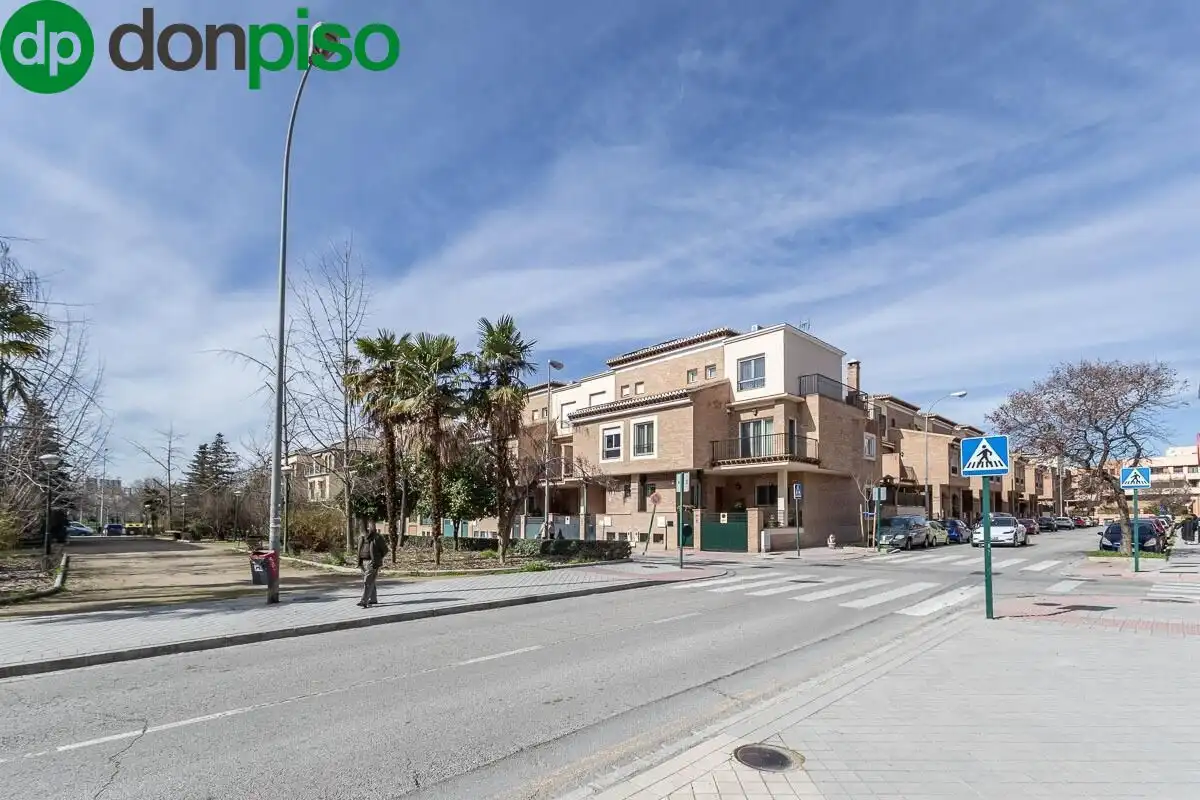 Vista exterior de Casa adosada en venta en Granada con Calefacción, Jardín privado y Terraza