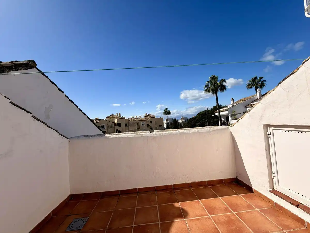 Vista exterior de Casa adosada en venta en Marbella con Aire acondicionado, Terraza y Alarma
