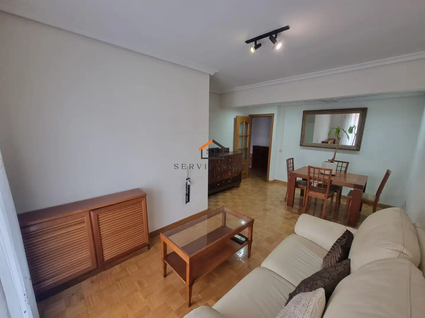Living room of Flat for rent in Madrid  with Air Conditioner, Heating and Parquet flooring