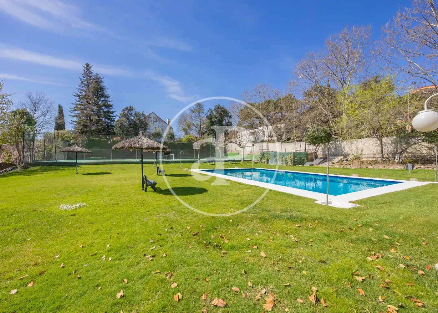Piscina de Casa adosada en venta en Madrid con Aire acondicionado, Calefacción y Jardín privado