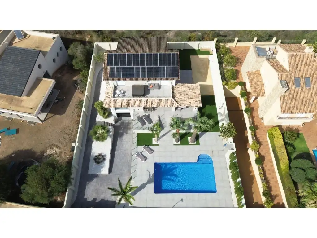 Vista exterior de Casa o xalet en venda en L'Alfàs del Pi amb Aire condicionat, Terrassa i Piscina