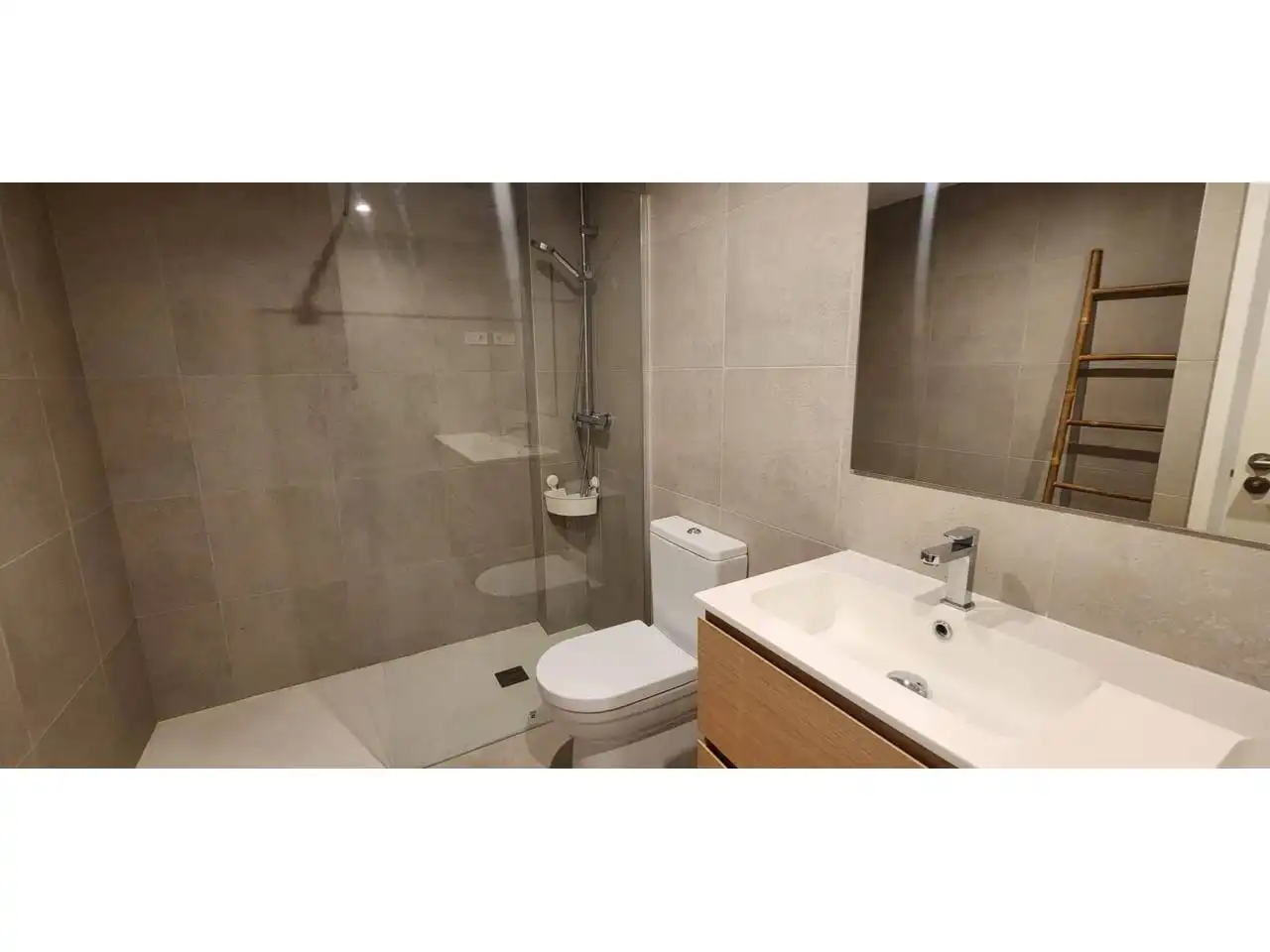Badezimmer von Wohnung zur Miete in Terrassa mit Klimaanlage, Heizung und Terrasse
